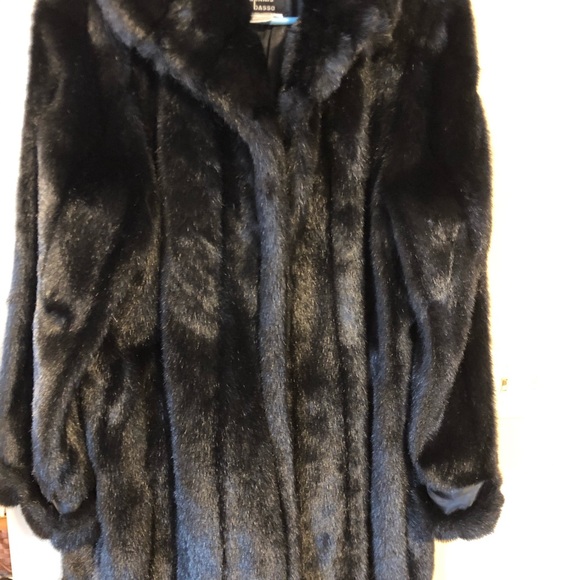 A 3/4 length Black faux fur Dennis Basso coat new no tag size clothes. - Picture 2 of 3